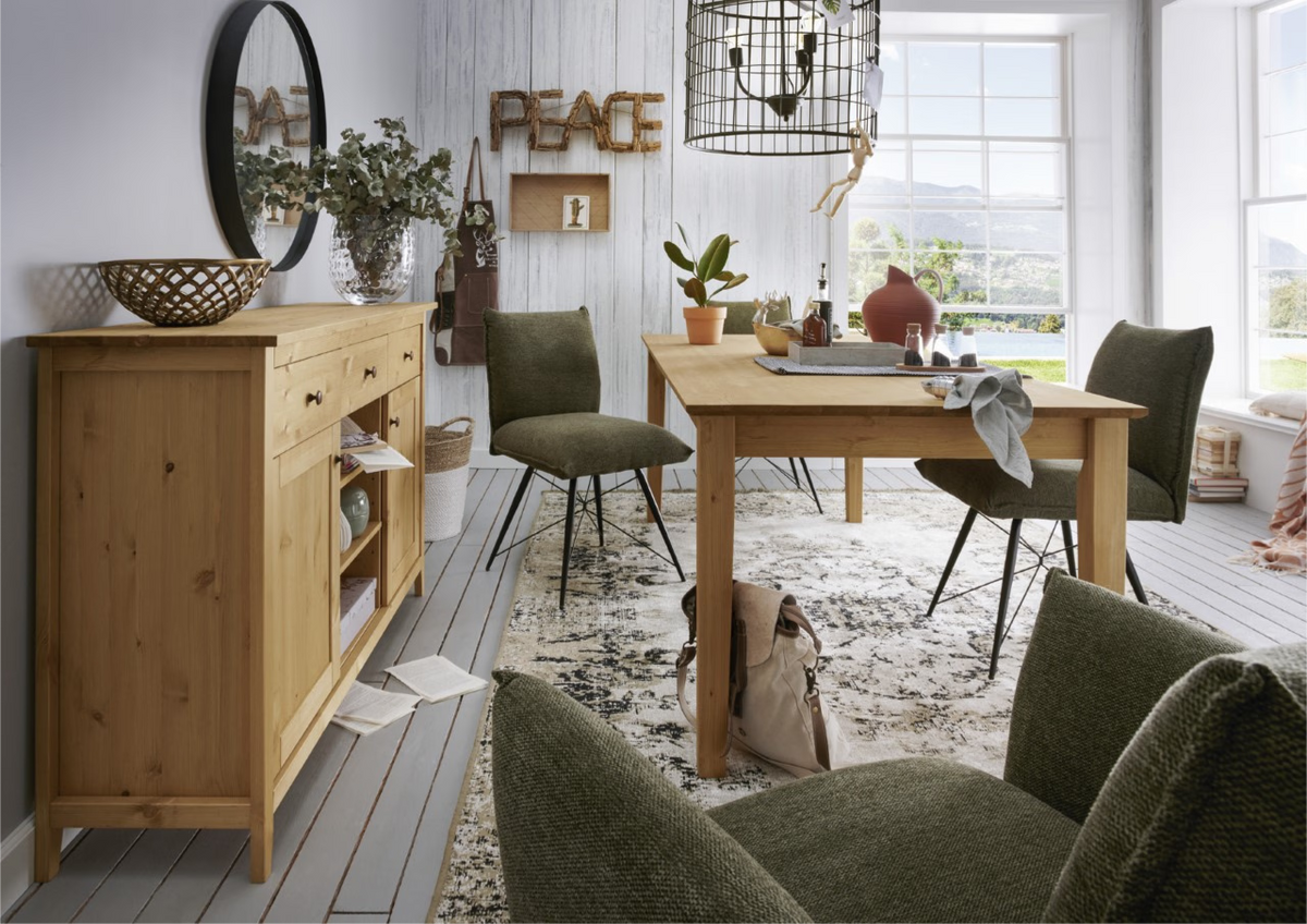 Esszimmer mit Esstisch, Stühlen und Sideboard