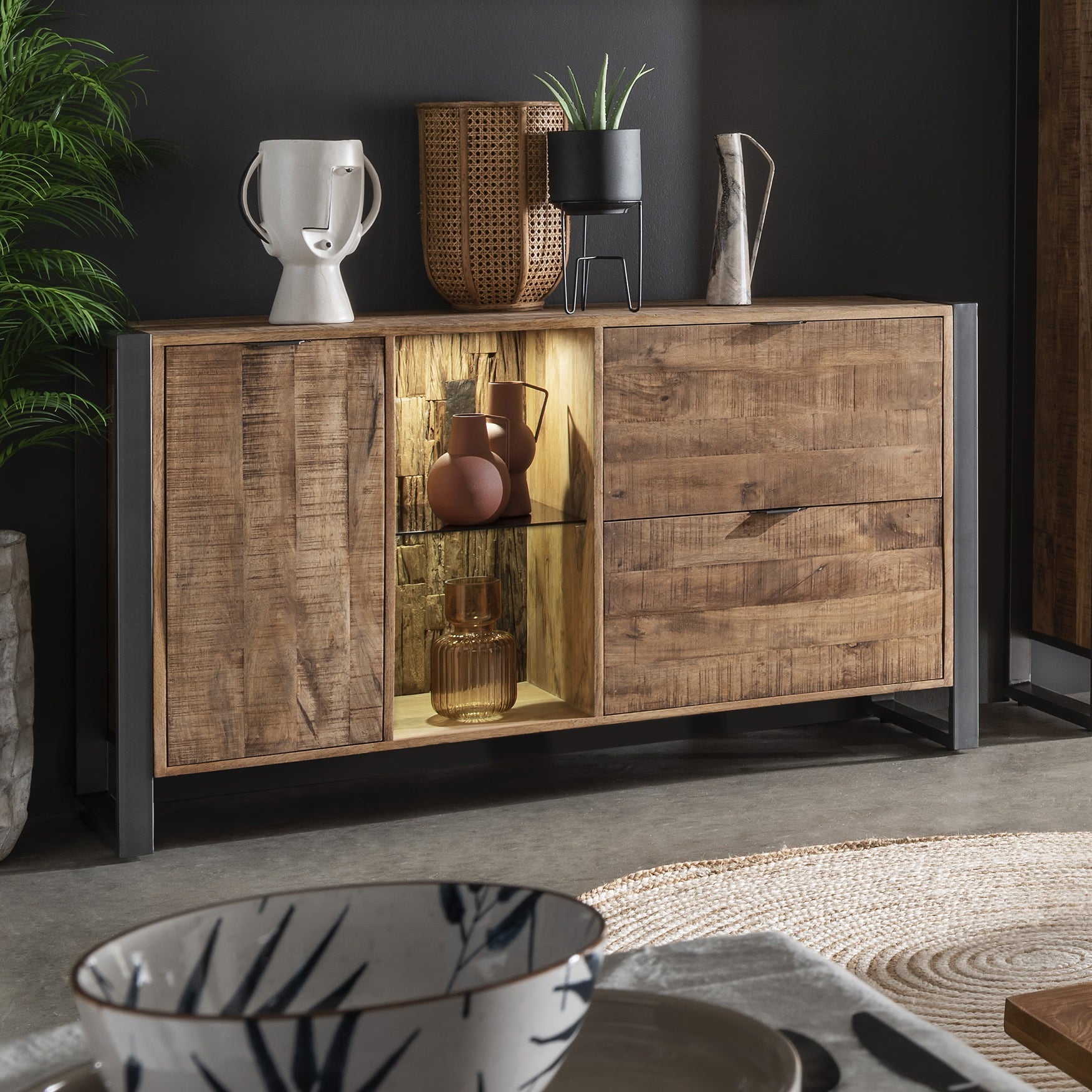 Modernes Sideboard aus Holz mit Stauraum und Dekoration